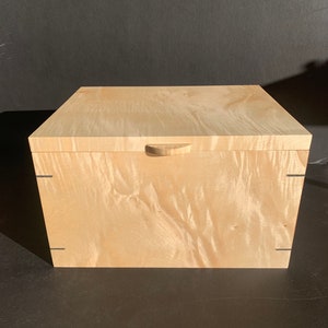 Acero riccio fatto a mano su misura e portagioie Sycamore increspato