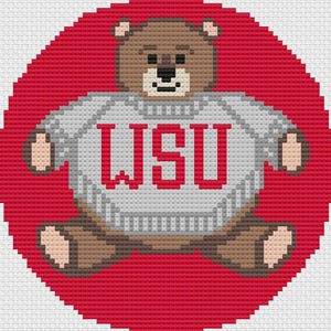 Pode incluir: Design de ponto cruz de um urso castanho vestindo um suéter cinza com as letras vermelhas "WSU". O urso está sobre um círculo vermelho em um fundo branco. O design é em estilo pixelado e feito à mão.