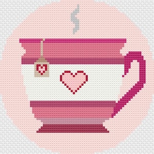 Op de afbeelding: Een roze theekopje met een hartvormig ontwerp en een theezakje met een hart erop. Het theekopje heeft een roze en wit gestreept patroon en een roze handvat. Er komt stoom uit de bovenkant van het theekopje.