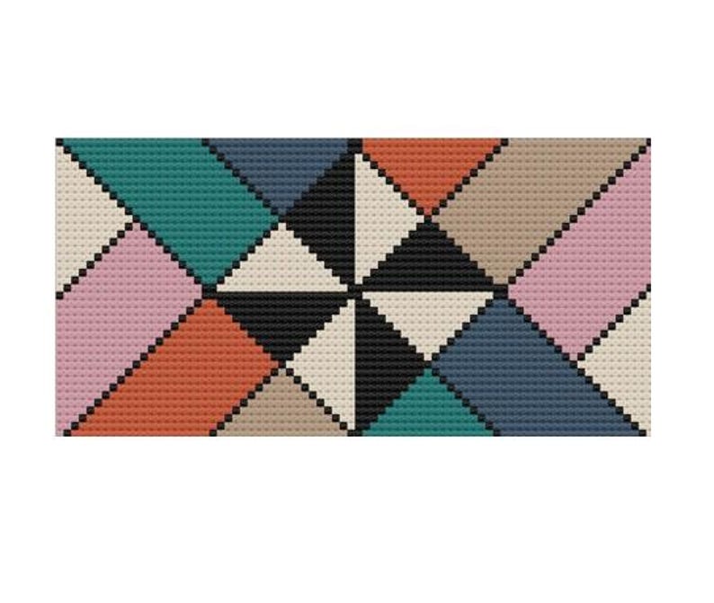 Peut inclure: Motif de point de croix g&eacute;om&eacute;trique avec un motif de triangles r&eacute;p&eacute;t&eacute;s. La palette de couleurs comprend du teal, du rose, de l'orange, du beige, du noir et du bleu marine. Le motif est pos&eacute; sur un fond blanc.