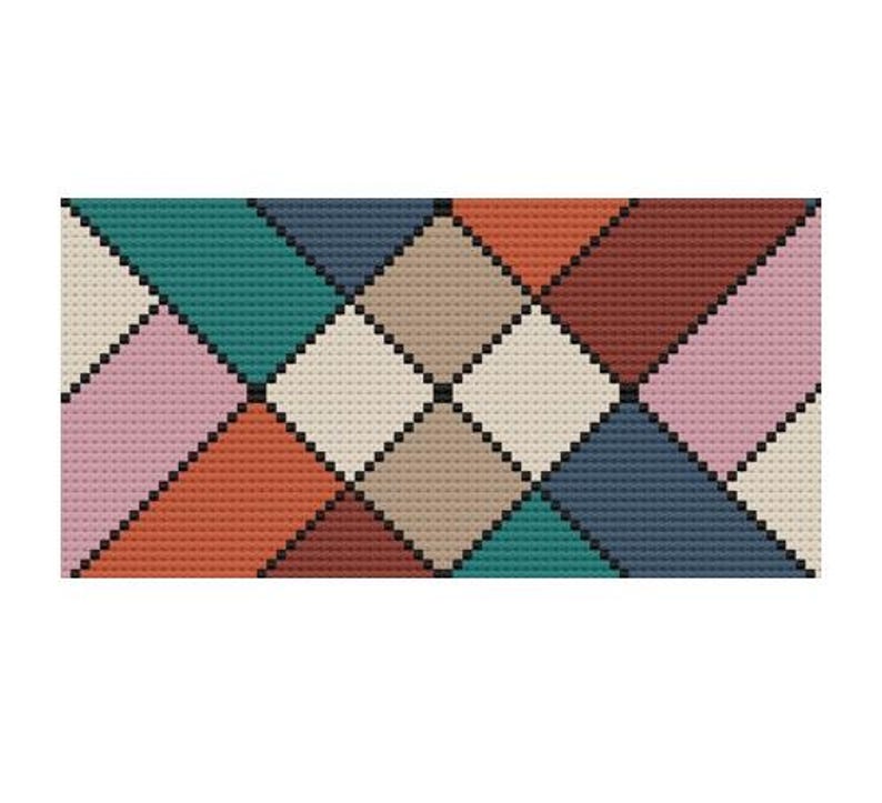 K&ouml;nnte beinhalten: Ein geometrisches Muster mit farbigen Rauten. Das Design umfasst T&uuml;rkis, Orange, Rosa, Beige, Braun, Rotbraun und Marineblau. Die Rauten sind mit schwarzen Punkten umrandet, was ein strukturiertes Aussehen erzeugt.
