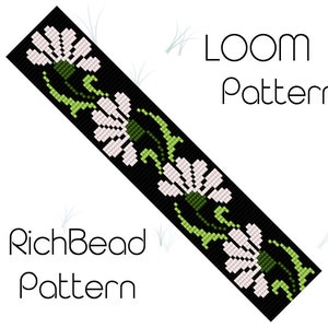 Op de afbeelding: Een kralenweefpatroon met een zwarte achtergrond, witte bloemen en groene bladeren. Het patroon heet "RichBead Pattern" en "LOOM Pattern".