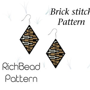 Pode incluir: Dois brincos em forma de diamante com um padrão de ponto de tijolo. Os brincos apresentam um design geométrico preto, dourado e branco. O texto "Brick stitch Pattern" e "RichBead Pattern" também é visível.