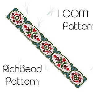 Puede incluir: Un diseño de patrón de telar con un motivo floral repetido en rojo, blanco, verde y marrón oscuro, sobre un fondo verde azulado. Se muestra el texto "LOOM Pattern" y "RichBead Pattern".
