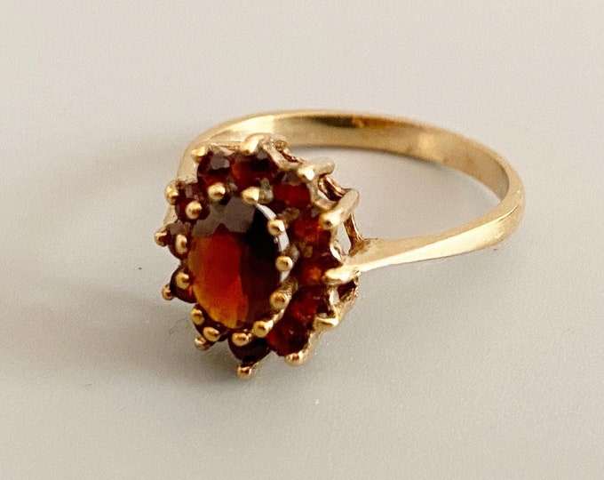 9ct Gold and Garnet Cluster Ring Size O 1/2