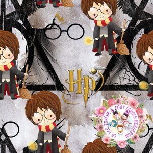 Op de afbeelding: Een naadloos patroon met een cartoonfiguur van Harry Potter die een bezem vasthoudt, een zwarte robe draagt en een rood-gouden sjaal. De achtergrond is een grijs-zwart patroon met de woorden "HP" in goud.