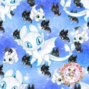 Peut inclure: Un motif sans couture représentant des dragons blancs et noirs aux yeux bleus sur un fond bleu avec des étoiles blanches. Les dragons sont dans différentes poses, certains volent, certains sont assis et certains regardent le spectateur. Le motif est parfait pour le tissu, le papier peint ou d'autres usages décoratifs.