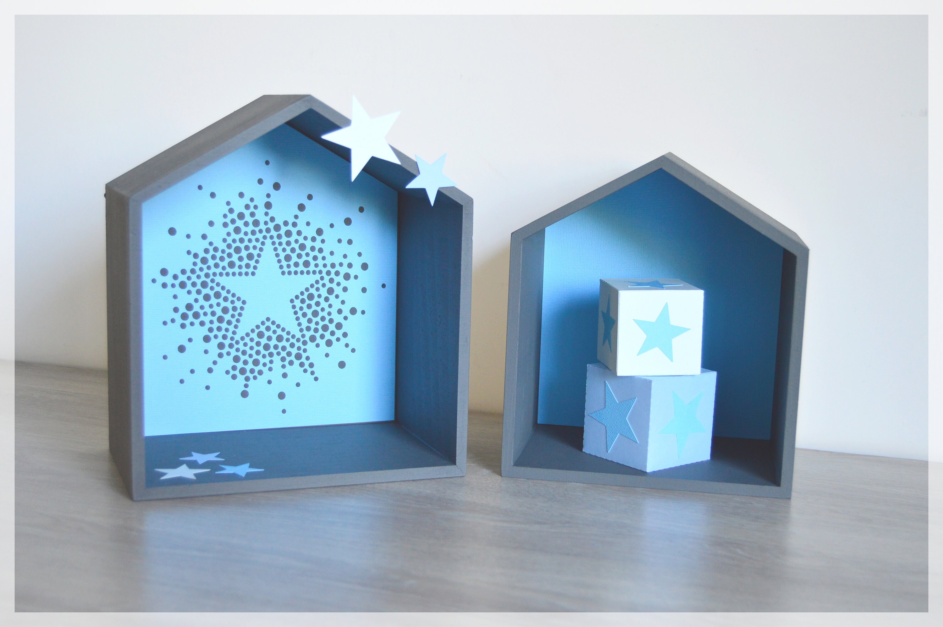 Étagères Forme Maison Décorées