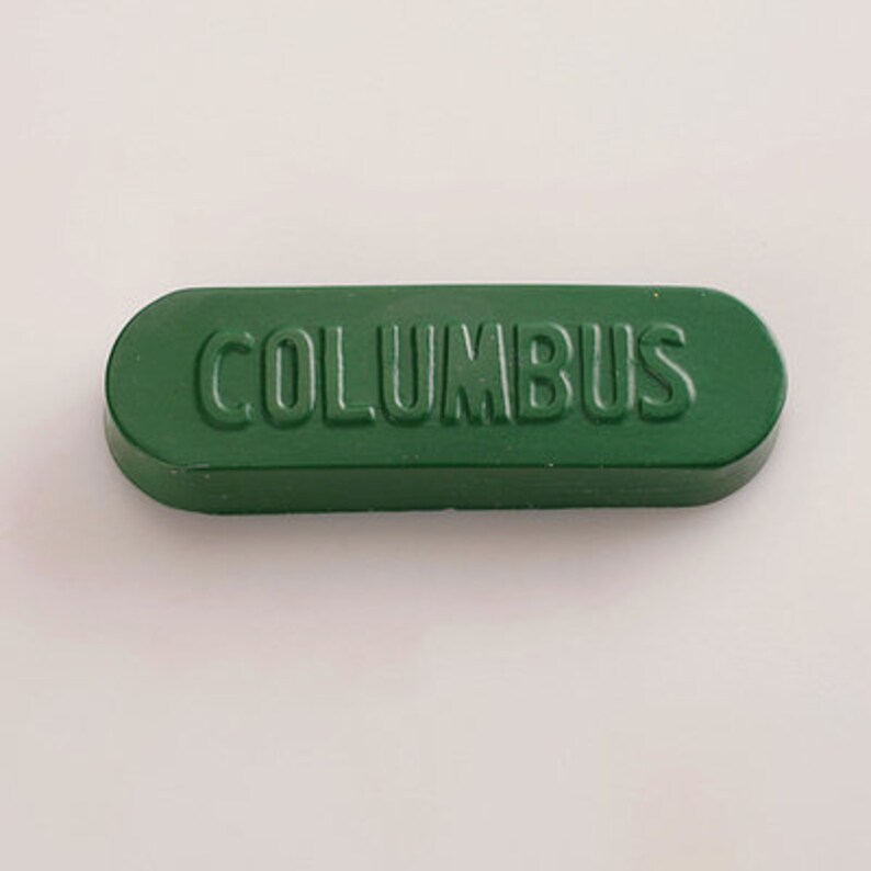 K&ouml;nnte beinhalten: Ein ovales Wachssiegel in Dunkelgr&uuml;n mit dem in wei&szlig;en Buchstaben gepr&auml;gten Wort "COLUMBUS".