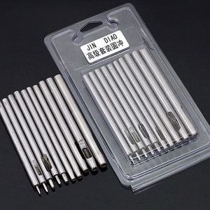 May include: A set of 12 silver metal hole punch tools in a clear plastic package. The package has the text "JIN DIAO 高级套装 圆形" printed on it.