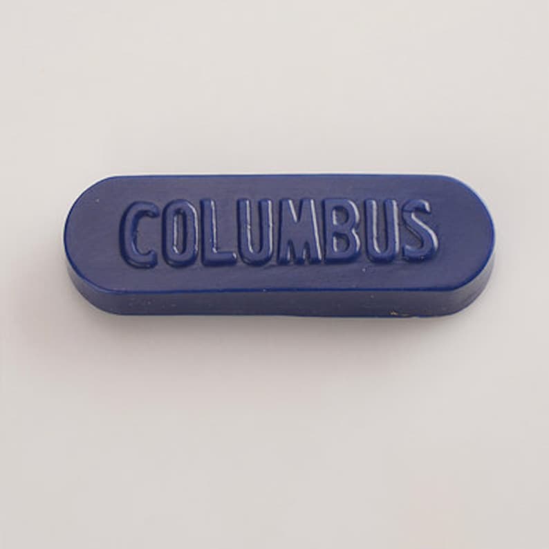 K&ouml;nnte beinhalten: Eine dunkelblaue Pille mit dem eingepr&auml;gten Wort "COLUMBUS".