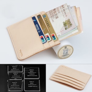 Puede incluir: Un porta tarjetas de cuero marrón claro con múltiples ranuras para tarjetas y efectivo. El porta tarjetas está hecho de cuero de alta calidad y tiene un diseño minimalista. El texto "WUITA" está estampado en la parte delantera del porta tarjetas.