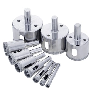 Puede incluir: Un juego de diez sierras de corona plateadas para perforar azulejos, vidrio y otros materiales duros. El juego incluye una variedad de tamaños, que van desde pequeños hasta grandes.