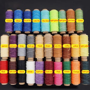 Könnte beinhalten: Eine Sammlung von 30 Spulen gewachsten Fadens in verschiedenen Farben, darunter Violett, Blau, Königsblau, Seeblau, Himmelblau, Hellgrün, Hellgrün, Hellbraun, Grün, Aprikose, Dunkelviolett, Grau, Dunkelgrau, Fleisch, Khaki, Dunkelkhaki, Kaffee, Gelb, Hellgelb, Rot, Dunkelbraun, Schwarz, Weiß, Helllila, Dunkelrot, Rosa, Grün, Orange und Dunkelgrün.