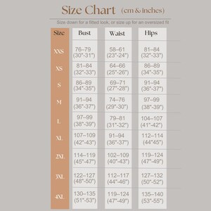 Puede incluir: Una tabla de tallas con el encabezado Size Chart (cm & inches) y el subtexto Size down for a fitted look, or size up for an oversized fit. La tabla enumera tallas desde XXS hasta 4XL con medidas de busto, cintura y cadera en cent&iacute;metros y pulgadas.