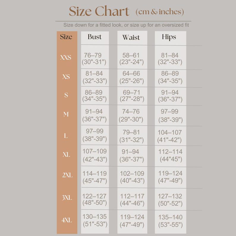 Puede incluir: Una tabla de tallas con el encabezado Size Chart (cm & inches) y el subtexto Size down for a fitted look, or size up for an oversized fit. La tabla enumera tallas desde XXS hasta 4XL con medidas de busto, cintura y cadera en cent&iacute;metros y pulgadas.
