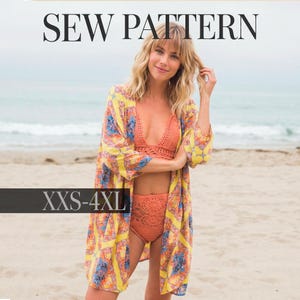 Op de afbeelding: Een naaipatroon voor een set bestaande uit een gele kimono met een veelkleurige bloemen- en geometrische print, gecombineerd met een gehaakte oranje bikinitop en een high-waisted broekje. De tekst SEW PATTERN en XXS-4XL is zichtbaar.