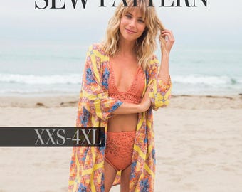 Puede incluir: Un patrón de costura para un conjunto que incluye un kimono amarillo con estampado floral y geométrico multicolor, junto con un top de bikini y braguita de talle alto en crochet naranja. El texto SEW PATTERN y XXS-4XL es visible.