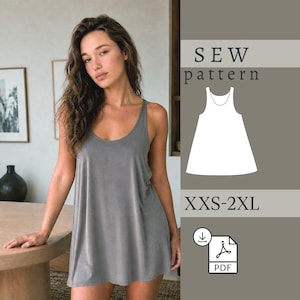 以下が含まれることがあります： グレーのタンクトップドレスを着た女性。画像には、「SEW pattern」と「XXS-2XL」のテキストが入った縫製パターン図が含まれています。PDFダウンロードアイコンも表示されています。
