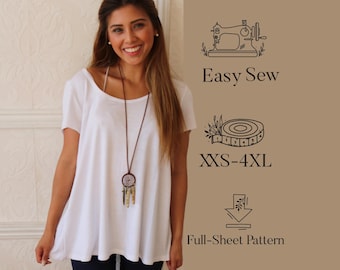 Puede incluir: Una camiseta blanca de manga corta con cuello redondo y un collar largo con un dije circular y plumas colgantes. La imagen incluye el texto: Easy Sew, XXS-4XL y Full-Sheet Pattern, junto con iconos de una máquina de coser.