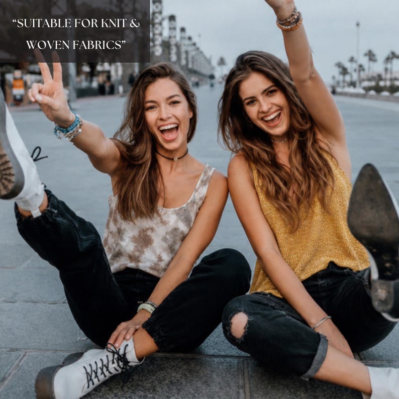 Puede incluir: Una camiseta sin mangas tie-dye y una camiseta sin mangas de punto amarillo combinadas con pantalones negros y botas blancas. La imagen incluye el texto "SUITABLE FOR KNIT & WOVEN FABRICS" en la esquina superior izquierda, describiendo la versatilidad de las prendas.