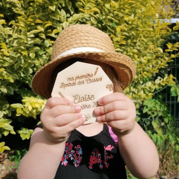 Macaron première rentrée des classes pour enfant à personnaliser ! Idéal pour une photo souvenir et accrocher ensuite dans la chambre !