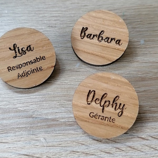 badges à personnaliser avec une gravure sur bois