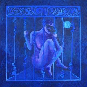 Op de afbeelding: Een blauw schilderij toont een persoon in een kooi. De figuur zit, draagt een masker en houdt zich vast aan de spijlen. De kooi heeft sierlijke details aan de bovenkant. Het kunstwerk is uitgevoerd in blauwtinten.