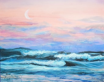 Puede incluir: Una pintura de un paisaje marítimo con una luna creciente en el cielo. El cielo es de un rosa y morado suave, y el agua es de un azul profundo con olas blancas.