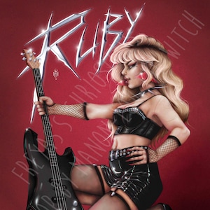 Peut inclure: Illustration d'une femme agenouillée à côté d'une basse noire. L'image présente le texte "RUBY" dans une police argentée stylisée. La femme porte une tenue noire et a de longs cheveux blonds. Le fond est rouge uni.