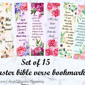 Può includere: Set di 15 segnalibri con versetti biblici pasquali e motivi floreali. I segnalibri presentano vari versetti biblici sulla resurrezione di Gesù Cristo. I segnalibri sono stampati su cartoncino bianco con un motivo floreale.