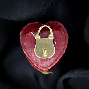 Colgante antiguo con candado y apertura de oro de 9 quilates con forma de monedero