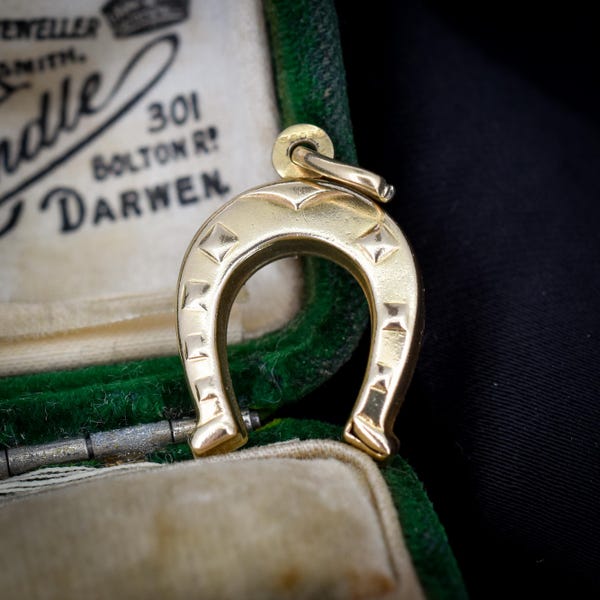 Ciondolo vintage Unoaerre a forma di ferro di cavallo portafortuna in oro 9 carati