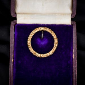 Antique Large Georgian 15ct Gold Engraved Split Ring, 26mm
