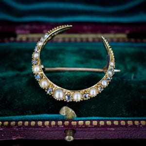 Broche victoriano antiguo de oro de 15 quilates con perla y diamantes en forma de media luna