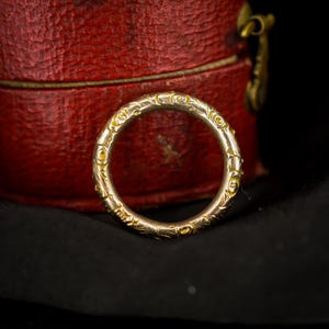 Antique 9ct Gold Engraved Split Ring, 15mm