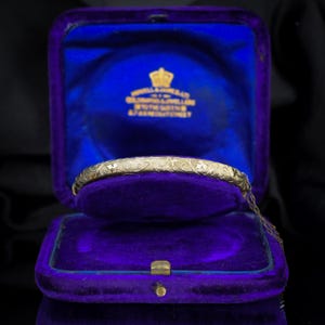 Antique &#39;1893&#39; Ivy Engraved Fancy Bangle Bracelet &#39;KATE LYON&#39; Prize | Boxed