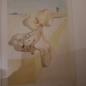 Könnte beinhalten: Ein surrealistisches Gemälde, das zwei Figuren mit verzerrten Gesichtern und Körpern darstellt. Die Figuren sind durch eine fließende, fleischige Substanz verbunden. Der Hintergrund ist ein blassblauer Himmel mit einer fernen Bergkette. Das Gemälde ist unten rechts signiert.