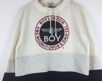Suéter vintage BOY LONDON con logo grande, estilo jersey a rayas, con logo estampado, talla mediana, cuello alto con rayas y bloques de color, cordón ajustable.
