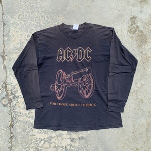 Maglietta vintage AC/DC degli anni '90 del 1999, per chi sta per scatenarsi, We Salute You, album, band, manica lunga, maglietta rock, tour, taglia grande, effetto punk sbiadito dal sole.