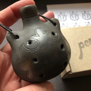 Handgemaakte hanger zwarte ocarina. Keramische fluit. Elegant zwart op zwart verfraaide ocarina. Een van een soort.