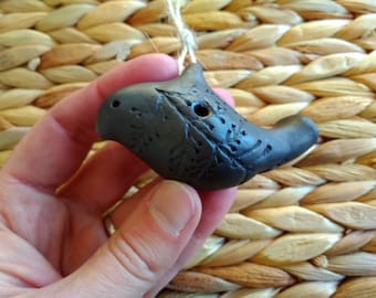 Silbato de pájaro de arcilla. Ocarina colgante de pájaro pequeño con estampado botánico. Silbato de cerámica. Regalo para niños. Instrumento de viento de juguete hecho a mano.