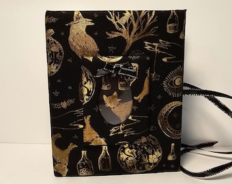 Álbum de fotos de Halloween hecho a mano: Gato gótico, cuervo y esqueleto. Capacidad para 100 fotos de 4x6.