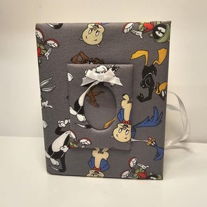 Álbum de fotos personalizado de los Looney Tuneys, álbum de fotos de tela del Pato Lucas, Piolín y Cerdito Porky - Capacidad para 100 fotos de 4x6 - Hecho a mano