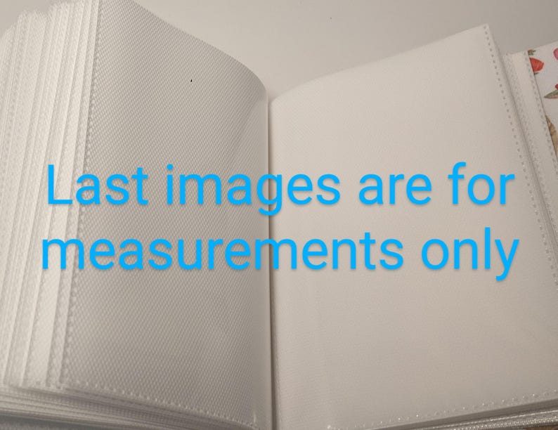 Puede incluir: Un &aacute;lbum de fotos blanco con una cubierta texturizada y una p&aacute;gina blanca abierta para mostrar el interior. El texto "Last images are for measurements only" est&aacute; impreso en la p&aacute;gina abierta.