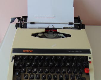 Brother Deluxe 660 tr  Manual Portable Typewriter. Hard shell case. Made in Japan - in good clean condition.
