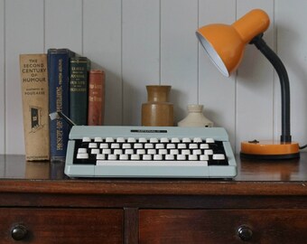 Imperial Signet Manual Portable Typewriter. Hard shell case. Made in Japan - in good clean condition. Display Piece or minor repair