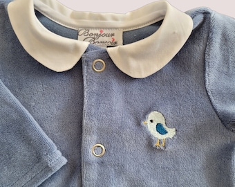 Babypyjama vorne in blauer Jersey-Jeans, weißem Rundhalsausschnitt und Vogelstickerei auf der Brust