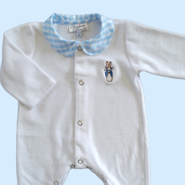Baby pajamas with front opening in white velvet jersey, sky gingham collar and Pierre Rabbit embroidery