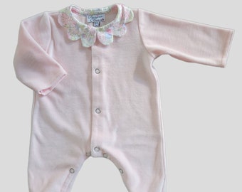 Pyjama bébé ouverture devant en jersey rose pâle col pétale en Liberty , + de 20 possibilités de tissus